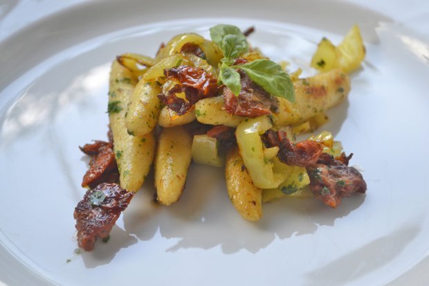 Potato noodles with peppers and tomatoes recipe