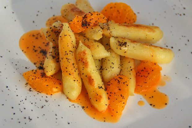 Potato noodles with poppy seeds and orange sauce recipe